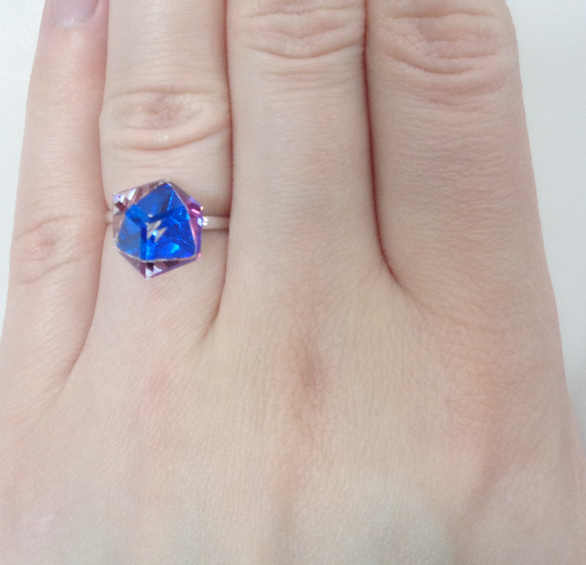 Серебряное кольцо с кристаллом